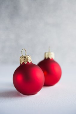 Glitter tatil arka plan üzerinde kırmızı xmas süsler. Kış tatilleri. Xmas teması. Yeni Yılınız Kutlu Olsun.