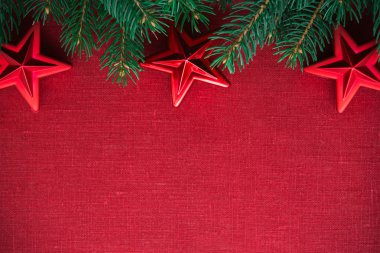 Kırmızı tuval arka plan üzerinde xmas ağacı ve süseşyaları ile Çerçeve. Mutlu noel kartı. Kış tatili teması. Yeni Yılınız Kutlu Olsun.