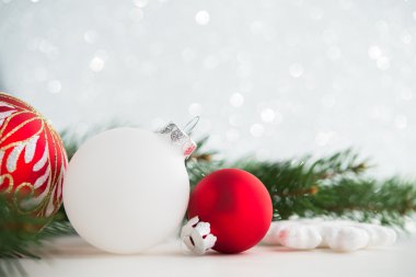 Parlak tatil arka plan üzerinde kırmızı ve beyaz xmas süsler. Mutlu noel kartı. Kış teması. Yeni Yılınız Kutlu Olsun.