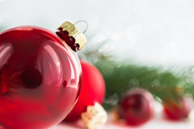 Glitter tatil arka plan üzerinde kırmızı xmas süsler. Mutlu noel kartı. Kış teması. Yeni Yılınız Kutlu Olsun.