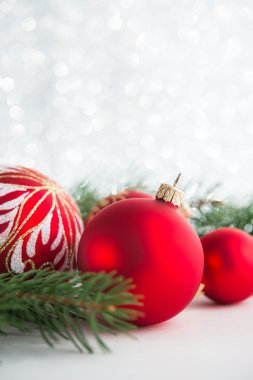 Kırmızı süsler ve glitter tatil arka plan üzerinde xmas ağacı. Mutlu noel kartı. Kış teması. Yeni Yılınız Kutlu Olsun.