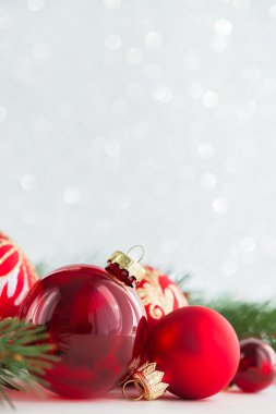 Kırmızı süsler ve glitter tatil arka plan üzerinde xmas ağacı. Mutlu noel kartı. Kış teması. Yeni Yılınız Kutlu Olsun. 
