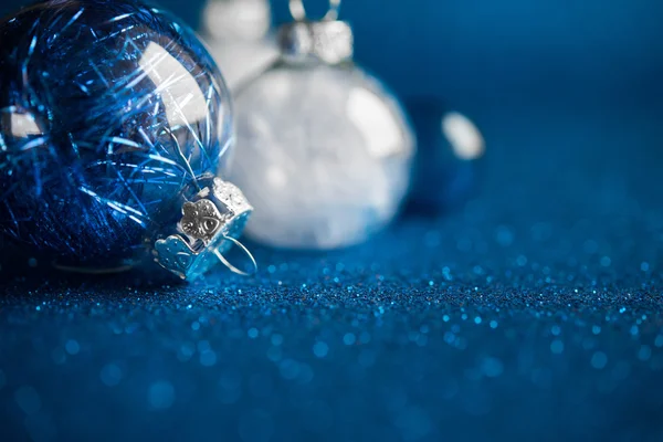 Ornements de Noël blancs et bleus sur fond de paillettes bleu foncé avec espace pour le texte. Joyeux Noël carte. Vacances d'hiver. Thème de Noël. Bonne année . — Photo