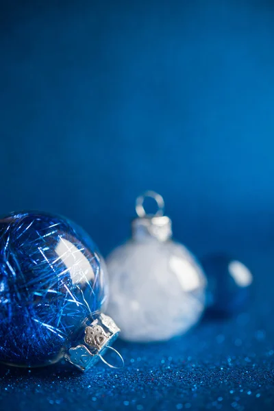 Witte en blauwe kerstversiering op donkerblauwe glitterachtergrond met ruimte voor tekst. Vrolijk kerstkaartje. Wintervakantie. Kerst thema. Gelukkig Nieuwjaar. — Stockfoto