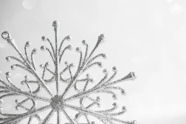 Copo de nieve de plata de Navidad sobre fondo abstracto de vacaciones de brillo blanco. Feliz tarjeta de Navidad. Vacaciones de invierno. Tema de Navidad. Feliz Año Nuevo . —  Fotos de Stock