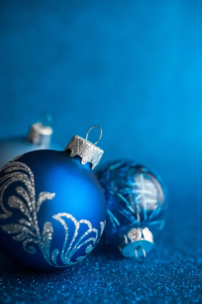 Ornements de Noël bleus sur fond de paillettes bleu foncé. Joyeux Noël carte. Thème des vacances d'hiver. Bonne année . — Photo