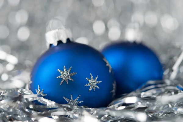 Blå Xmas ornament på glitter semester bakgrund. God julkort. Vintersemester. Xmas tema. Gott Nytt År. — Stockfoto