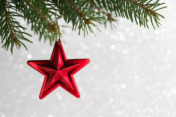 Rudé vánoční hvězdy na stromě vybavuju na třpytu na pozadí. Veselý vánoční přání. Zimní svátky. Téma Xmas. Šťastný nový rok. — Stock fotografie