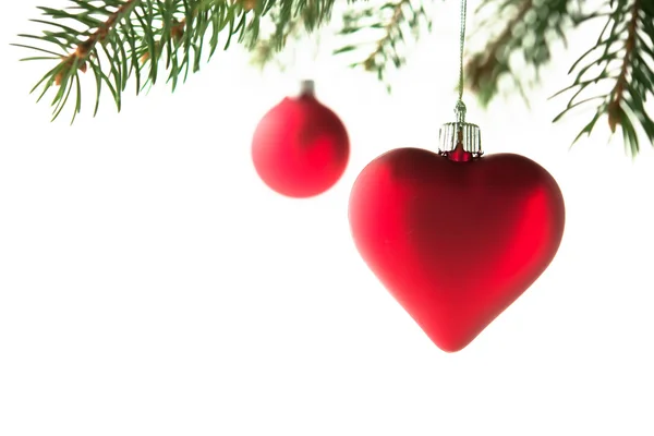 Enfeites de Natal vermelho (coração e bola) na árvore de xmas em fundo branco isolado. Feliz cartão de Natal. Férias de inverno. Tema de Natal . — Fotografia de Stock