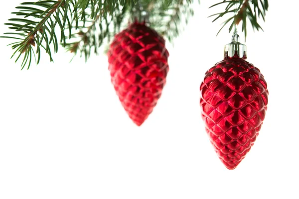 Adornos rojos de Navidad (conos) en el árbol de Navidad sobre fondo blanco aislado. Tema vacaciones de invierno . —  Fotos de Stock