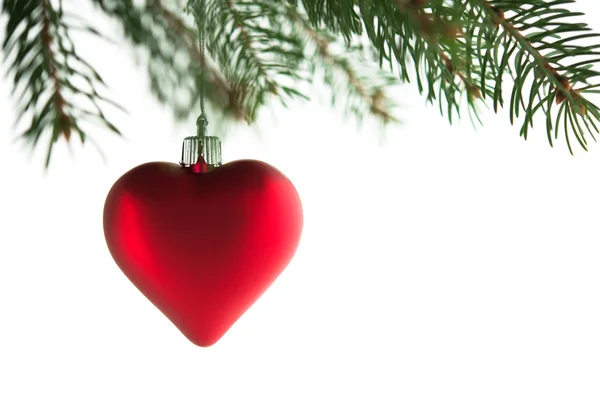 Coração vermelho na árvore de xmas em fundo branco isolado. Feliz cartão de Natal. Tema de férias de inverno. Feliz Ano Novo . — Fotografia de Stock