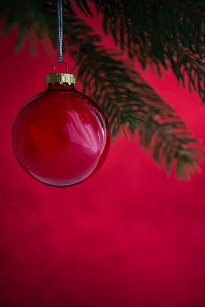 Kırmızı bokeh arka plan üzerinde xmas ağaç kırmızı noel topu. Mutlu noel kartı. Kış tatilleri. Xmas teması. Yeni Yılınız Kutlu Olsun. — Stok fotoğraf