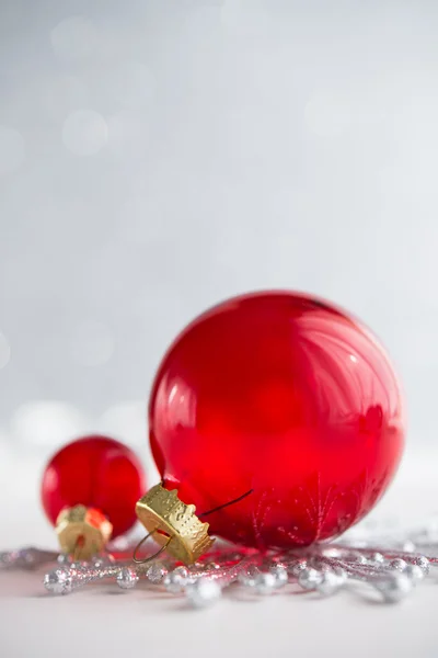 Ornamenti natalizi rossi su sfondo glitter vacanza. Buon Natale, cartolina. Tema invernale. Felice anno nuovo . — Foto Stock