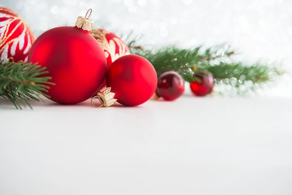 Ornamenti natalizi rossi su sfondo di legno. Buon Natale, cartolina. Tema vacanze invernali. Felice anno nuovo . — Foto Stock