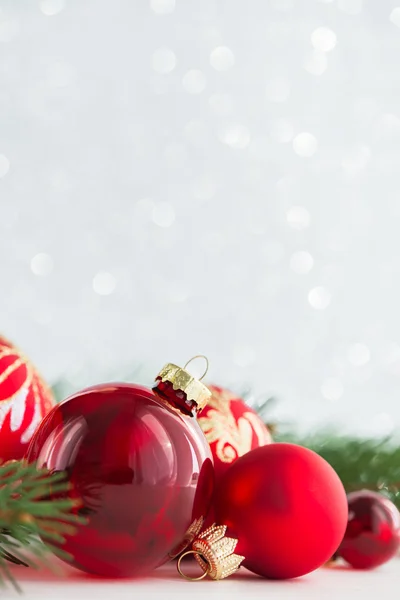 Adornos rojos y árbol de Navidad en el fondo de las vacaciones de brillo. Feliz tarjeta de Navidad. Tema de invierno. Feliz Año Nuevo . — Foto de Stock