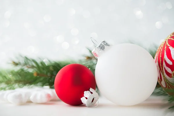 Rode en witte Xmas ornamenten op glitter vakantie achtergrond. Merry Christmas Card. Winter thema. Gelukkig Nieuwjaar. — Stockfoto