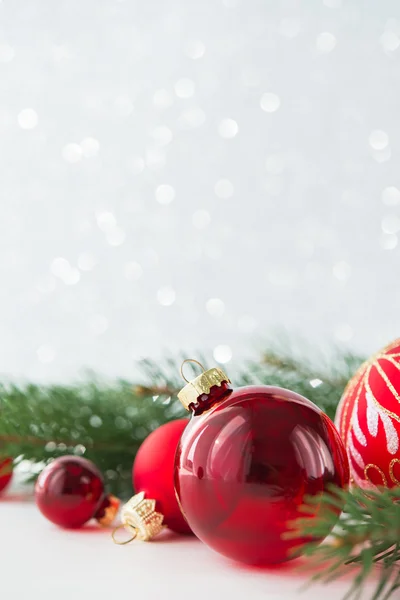 Ornamenti rossi e albero di Natale su sfondo vacanza glitter. Buon Natale, cartolina. Tema invernale. Felice anno nuovo . — Foto Stock