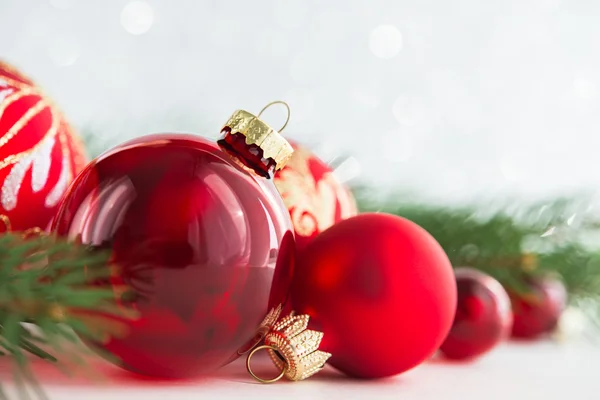 Adornos rojos de Navidad en el fondo de las vacaciones de brillo. Feliz tarjeta de Navidad. Tema de invierno. Feliz Año Nuevo . — Foto de Stock