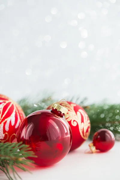 Rode ornamenten en kerstboom op glitter vakantie achtergrond. Merry Christmas Card. Winter thema. Gelukkig Nieuwjaar. — Stockfoto
