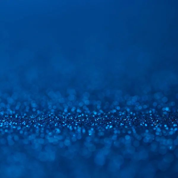 抽象深蓝色闪闪发光的散景假日背景。冬季的xmas假期。圣诞节. — 图库照片