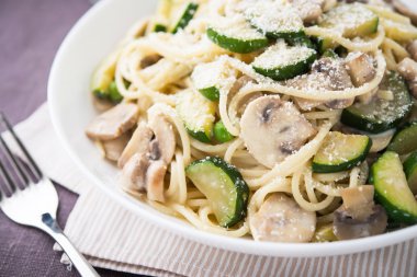 Kabak, mantar, krem sos ve parmesan makarna (makarna) yakından.