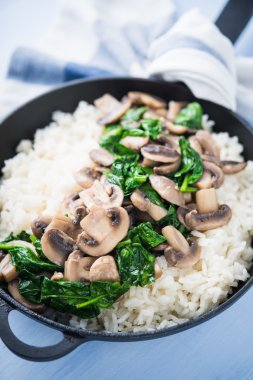 Pirinç (risotto) Mantar ve ıspanak kapatın. İtalyan mutfağı.