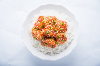 Baharatlı tatlı ve ekşi tavuk beyaz arka plan üzerinde en iyi manzaralı susam ve pirinç. Oryantal gıda.