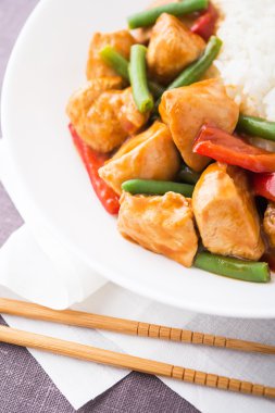 Baharatlı tavuk sebzeler (fasulye, kırmızı biber) ve pirinç. Oryantal gıda.