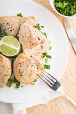 Maydanoz ve narenciye üst görünümü ile tavuk göğüsleri. Sağlıklı gıda.