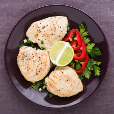 Maydanoz ve narenciye üst görünümü ile tavuk göğüsleri. Sağlıklı gıda.