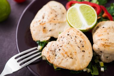 Maydanoz ve narenciye ile tavuk göğüsleri yakın. Sağlıklı gıda.