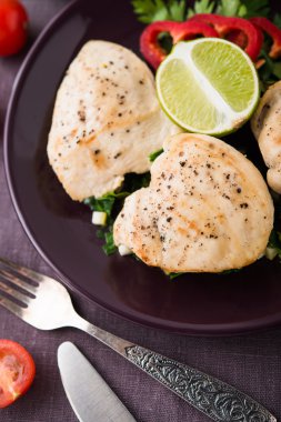 Maydanoz ve narenciye ile tavuk göğüsleri yakın. Sağlıklı gıda.