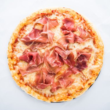 Beyaz arka plan üst görünümünde prosciutto (parma jambon) ile Pizza. İtalyan mutfağı.