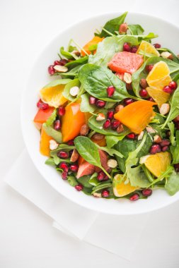 Taze salata meyve ve yeşillik üzerinde beyaz arka plan üstten görünüm. Sağlıklı gıda.