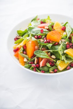 Beyaz arka planda taze meyve ve sebzeli salata yakın plan. Sağlıklı yemek..