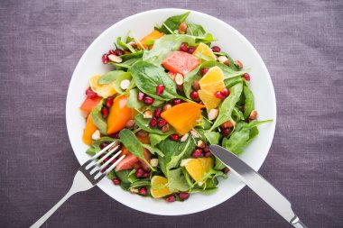 Taze salata meyve ve yeşillik karanlık tuval arka plan üstten görünüm üzerinde. Sağlıklı gıda.