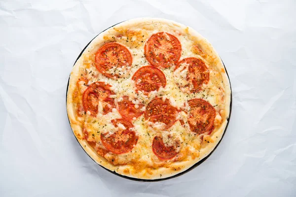 Pizza con pomodoro, formaggio e basilico secco su fondo bianco vista dall'alto. Cucina italiana . — Foto Stock