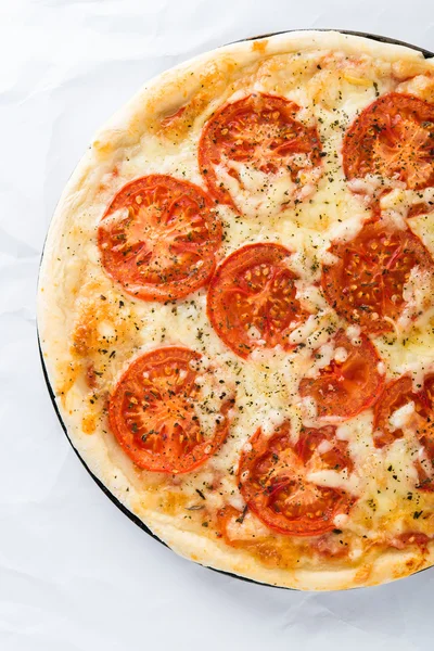 Pizza con pomodoro, formaggio e basilico secco su fondo bianco vista dall'alto. Cucina italiana . — Foto Stock