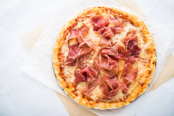 Pizza con prosciutto (prosciutto parma) su sfondo bianco vista dall'alto. Cucina italiana . — Foto Stock