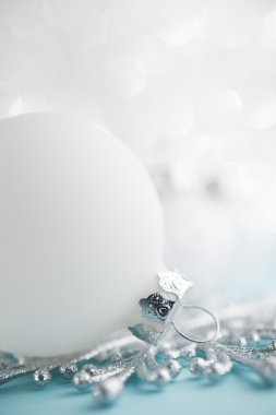 Parlak arka planda beyaz kostüm süsleri. Mutlu Noeller kartı..