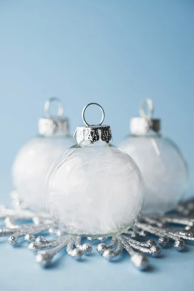 Hite adornos de Navidad sobre fondo azul claro. Feliz tarjeta de Navidad . —  Fotos de Stock