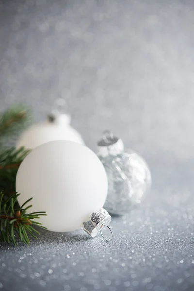 Adornos de Navidad plateados y blancos sobre fondo de fiesta de brillo. Feliz tarjeta de Navidad . —  Fotos de Stock