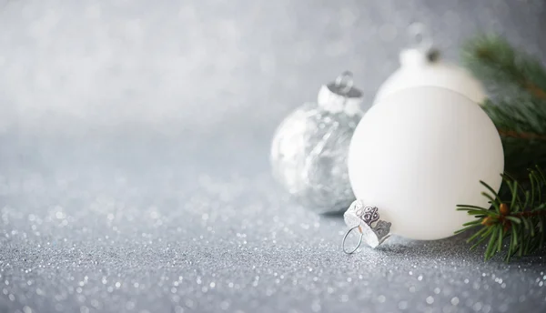 Ornamenti natalizi in argento e bianco su sfondo glitter vacanza. Buon Natale biglietto . — Foto Stock