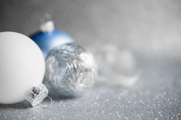蓝色, 银色和白色圣诞装饰品在闪闪发光的假日背景 — 图库照片
