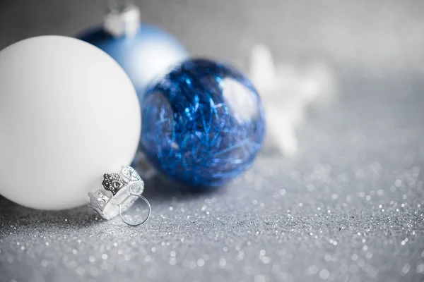 Blauwe en witte Kerst ornamenten op glitter vakantie achtergrond — Stockfoto