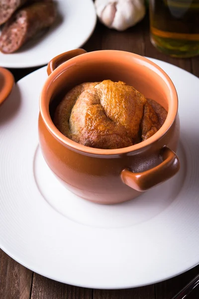 Kiełbasa Yorkshire pudding w garnku do pieczenia na drewnianym tle zbliżenie. — Zdjęcie stockowe