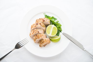 Beyaz kağıt arka plan üzerinde dilimlenmiş kireç domuz bonfile