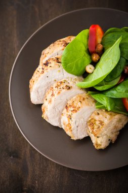 Kireç domuz eti bonfile salata koyu ahşap arka plan üzerinde yakın çekim sebze ile dilimlenmiş