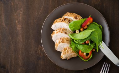 Kireç domuz eti bonfile sebze salatası ile koyu ahşap arka plan üstten görünüm üzerinde dilimlenmiş