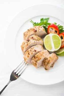 Beyaz arka planda dilimlenmiş limon domuz bonfile